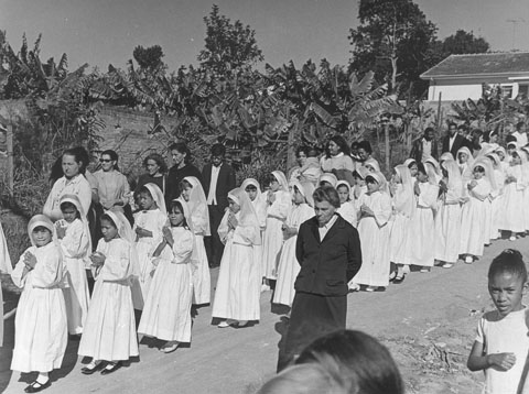 1968 - Dona Maria do Carmos Campos Ferreira , fundadora da escola , encaminha alunas para a Primeira Eucaristia